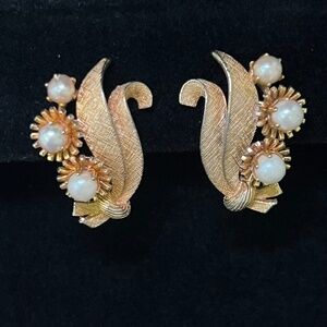 Vintage Lisner Faux Pearl Clip On Earrings
